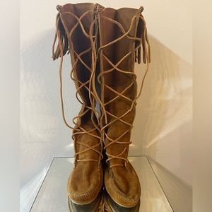 Minnetonka Knee Brown high lace up boots. Size 6.